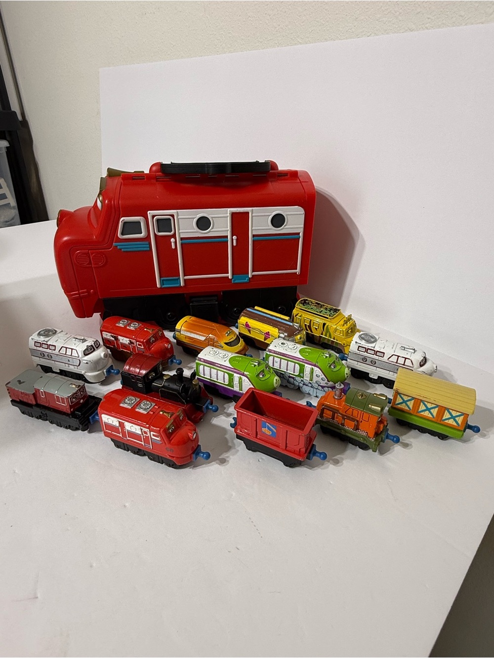 Chuggington Diecast Train engines + Cars Lot Of 14 Cars Plus Carrying Case